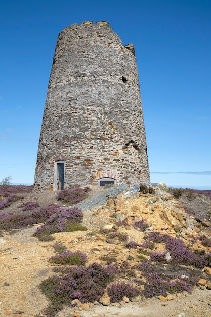 Turm von Parys Mountain Copper Mine bei Amlwch, Anglesey, Wales, UK