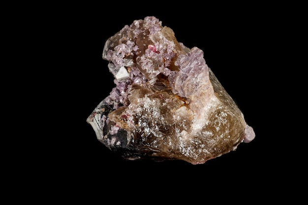 Turmalin-Mineralstein-Nahaufnahme auf schwarzem Hintergrund