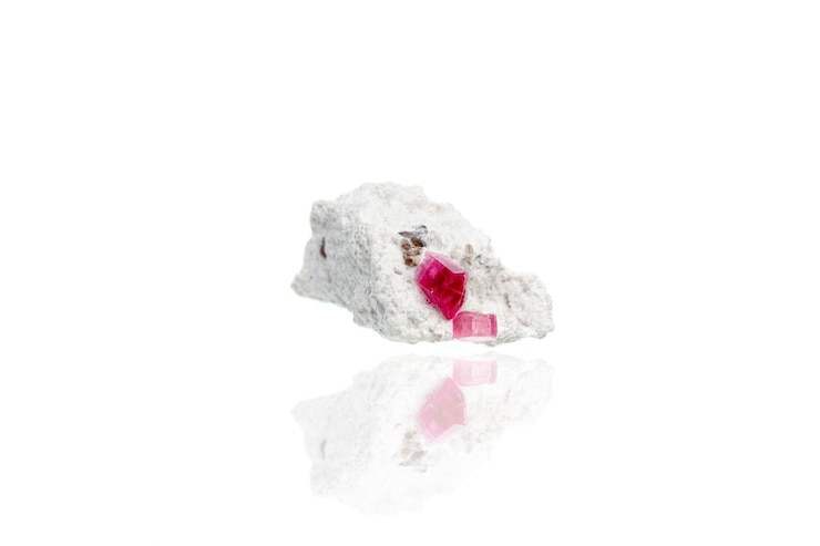 Foto turmalina de pedra mineral macro em um fundo branco