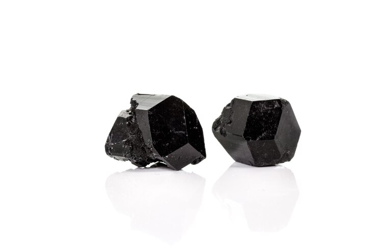 Foto turmalina preta de schorl de pedra mineral macro no fundo branco