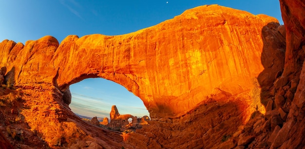 Turmbogen durch das Nordfenster im Arches National Park in Moab, Utah, USA