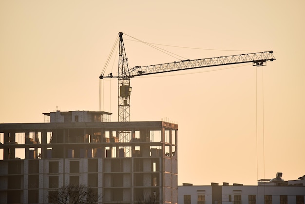 Turmdrehkran an der Baustelle für hohe Wohngebäude Immobilienentwicklung