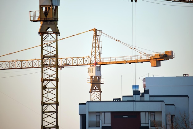 Turmdrehkrane auf der Baustelle für hohe Wohngebäude Immobilienentwicklung