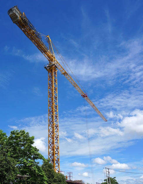 Turmkranarbeit in der Stadt mit blauem Himmel und Wolke