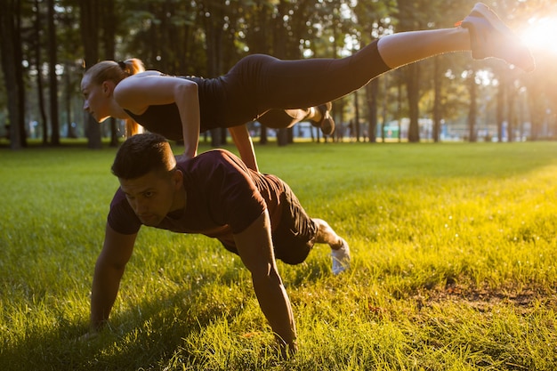 Turnerpartner unterstützen Sport-Outdoor-Trainingskonzept. Wiederholung vor der Aufführung. Lebensstil aktiver Menschen.