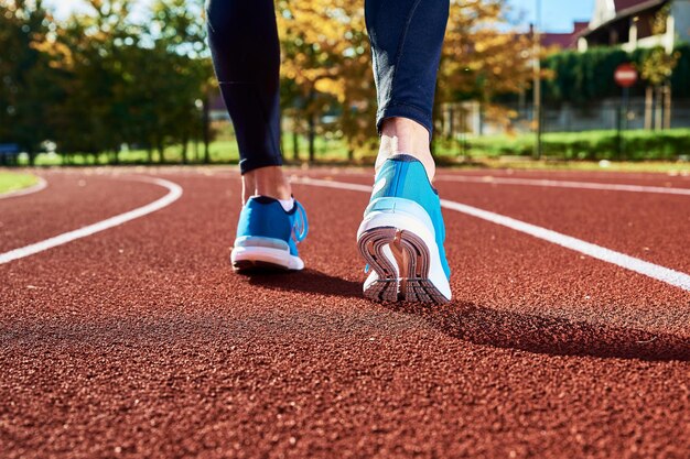 Turnschuhe auf der Stadionbahn laufen