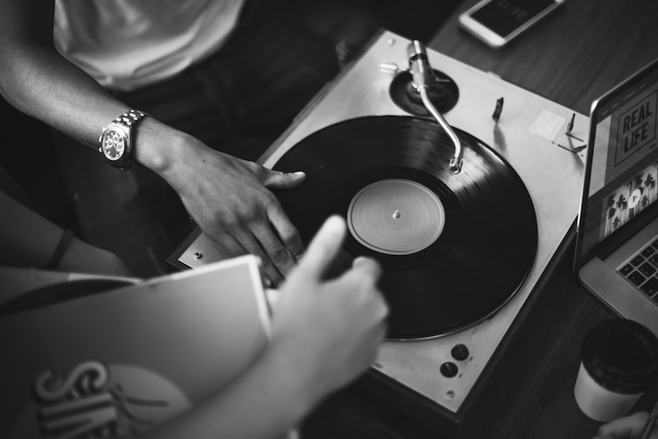 Foto turntable vinyl record dj scratch music entertainment 