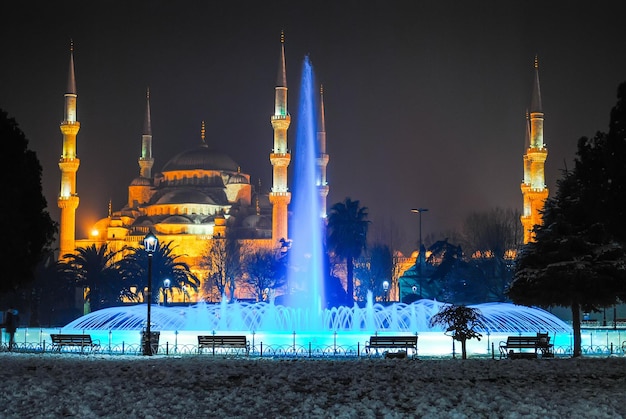 TURQUÍA ESTAMBUL en la plaza principal de la vida nocturna de la ciudad incluye fuentes coloridas