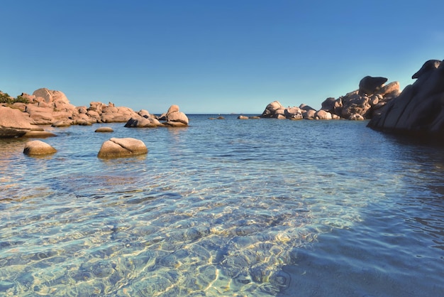 Turquesa azul claro do mar e rocha na ilha da Córsega na praia de palombaggia