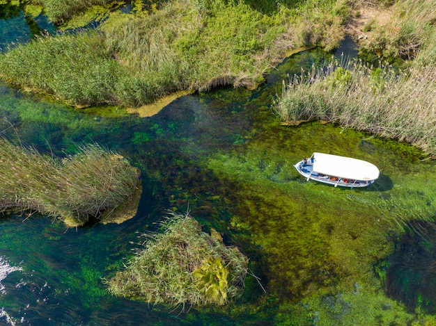 Turquia Akyaka Azmak River, foto do conceito de viagem, paisagem vista de cima com drone
