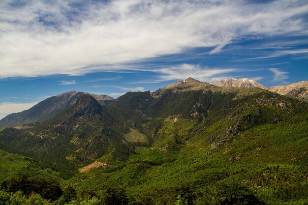 Turquía Antalya Un pequeño pueblo entre las montañas boscosas