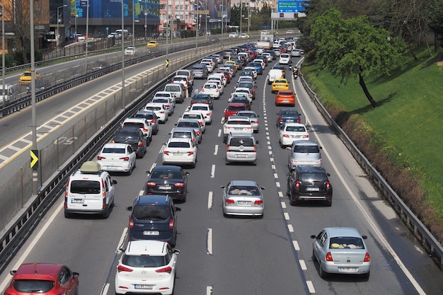 Turquía estambul 12 de enero de 2023 tráfico en un lugar alto en estambul