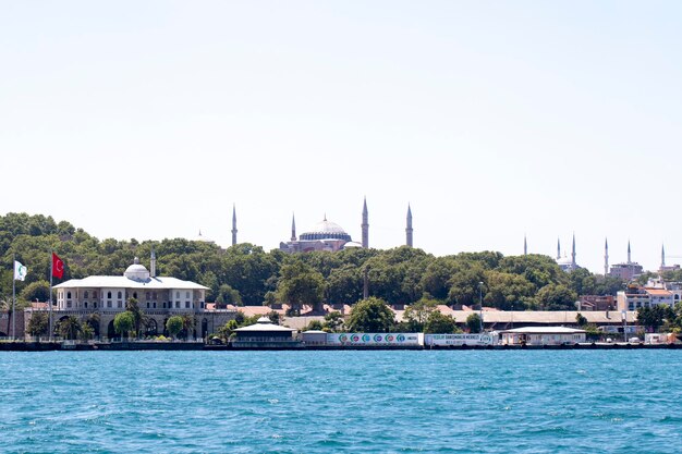 Turquía Estambul julio 2022 Vista de la península histórica de Estambul desde el mar Hagia Sophia y la Mezquita Azul Los puntos de referencia del paisaje urbano de Estambul