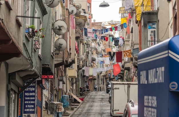 Turquía, Estambul, junio de 2018 - una de las calles del distrito de Beyoglu durante el día