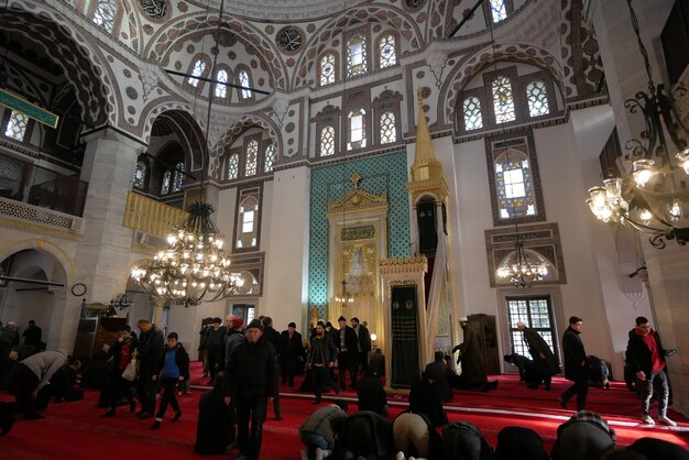 Foto turquia istambul 12 de janeiro de 2023 vista de baixo ângulo da mesquita mihrimah sultan