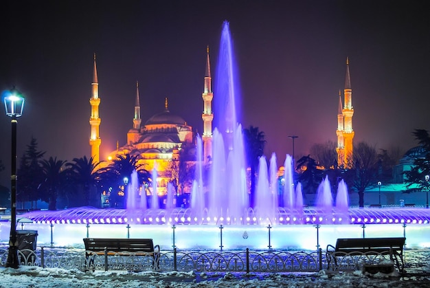 TURQUIA ISTAMBUL na praça principal da vida noturna da cidade inclui fontes coloridas