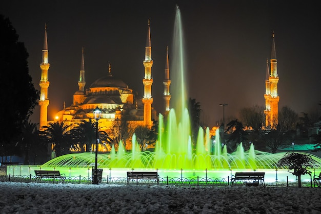 TURQUIA ISTAMBUL na praça principal da vida noturna da cidade inclui fontes coloridas