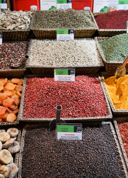 Turquia, Istambul, Spice Bazaar, especiarias turcas e chás para venda