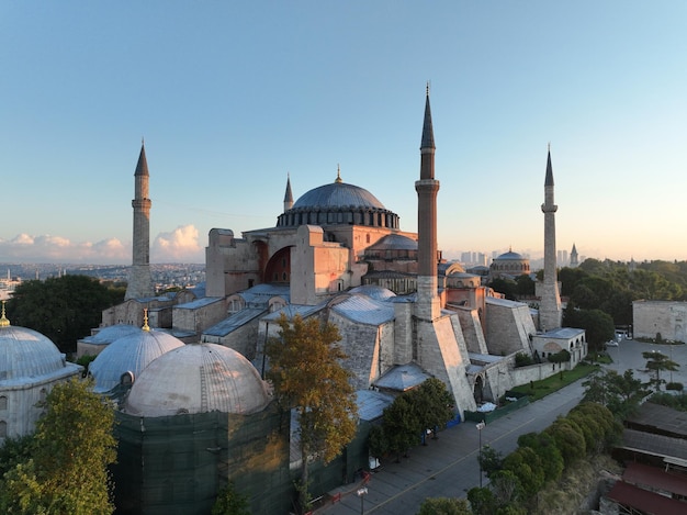 Turquia Istambul Sultanahmet com a Mesquita Azul e a Hagia Sophia com um Chifre de Ouro no fundo ao nascer do sol Vista aérea cinematográfica