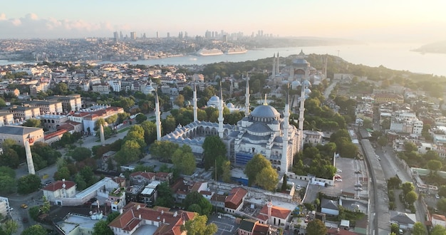 Turquía Área Sultanahmet de Estambul con la Mezquita Azul y la Hagia Sophia con un Cuerno de Oro y el puente del Bósforo en el fondo al amanecer