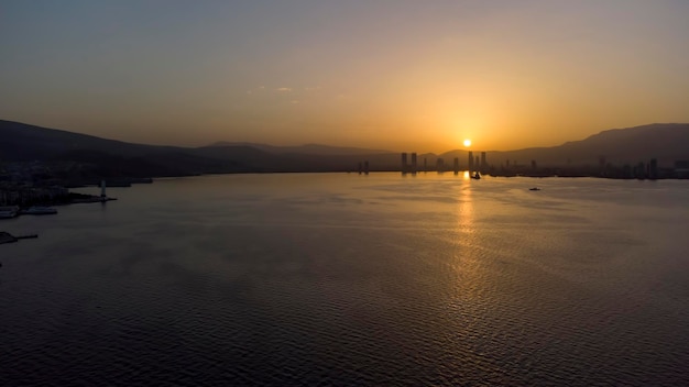 Turquía İzmir Karsiyaka Bostanli Ferry Pier puesta de sol vista aérea tomada con drone, 11 de enero de 2023.