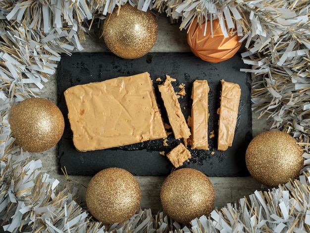 Turrón con adornos navideños.