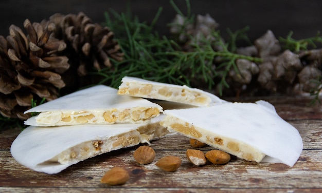 Foto turrón de almendras con adornos navideños