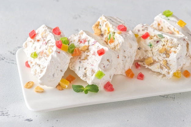 Turrón blanco con hojas de menta fresca