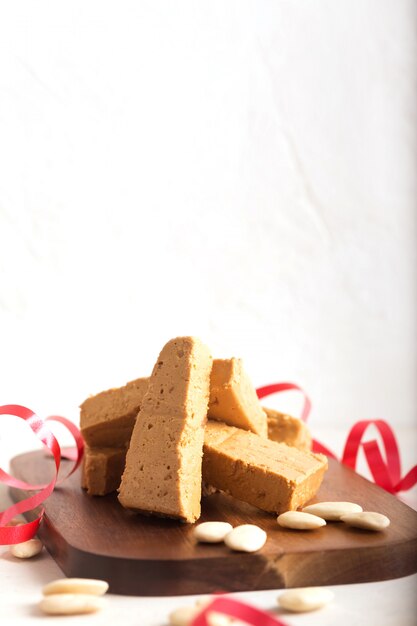 El turrón es una comida típica navideña en España.