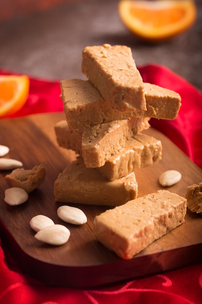 El turrón es una comida típica navideña en España.