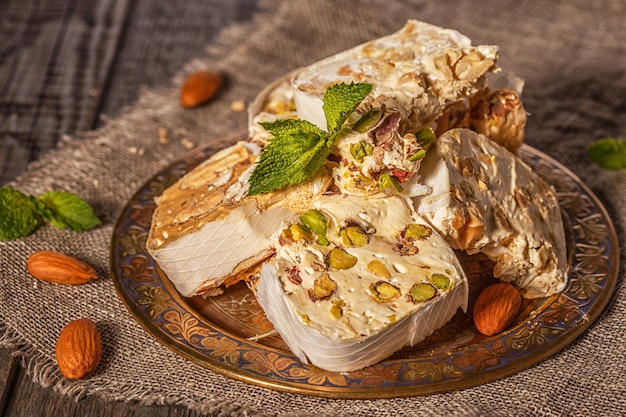 Turrón con miel y nueces