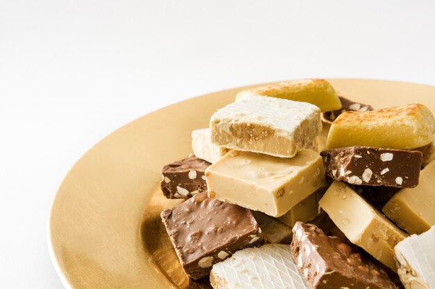 Turrón de Navidad aislado en blanco