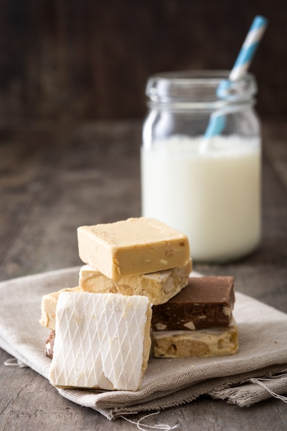 Turrón de Navidad y leche en madera