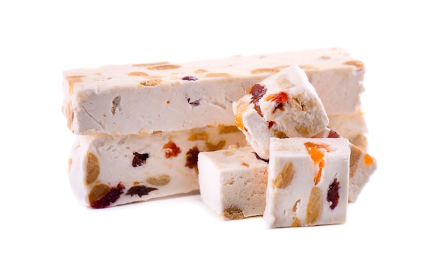 Turrón de nueces con frutos secos, dulces dulces aislados en espacio en blanco