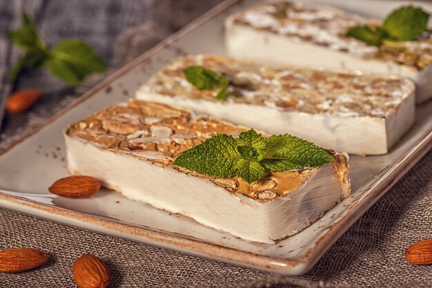 Turrón sabroso con miel y nueces