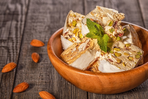 Turrón sabroso con miel y nueces