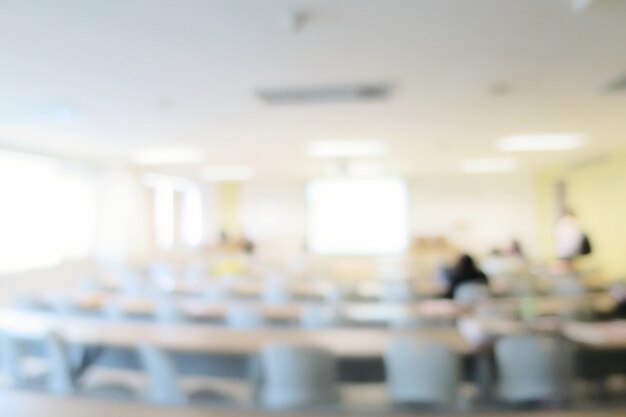 Turva da sala de aula ou sala de reuniões com mesa longa, cadeiras, projetor e grande janela. educação.