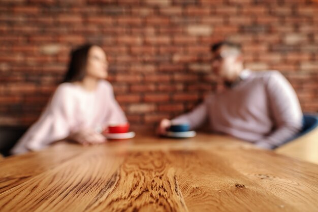 Turva jovem casal sentado na cantina e bebendo café