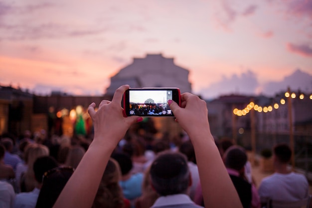 turva mulheres e homens jovens e adultos e outras pessoas assistindo a um concerto