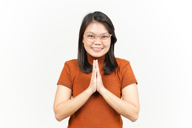 Tut Namaste-Gruß der schönen asiatischen Frau, die auf weißem Hintergrund lokalisiert wird