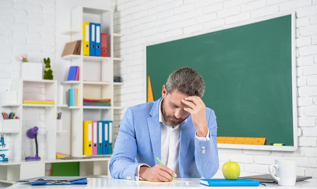 Tutor de escola pensando na sala de aula no quadro-negro