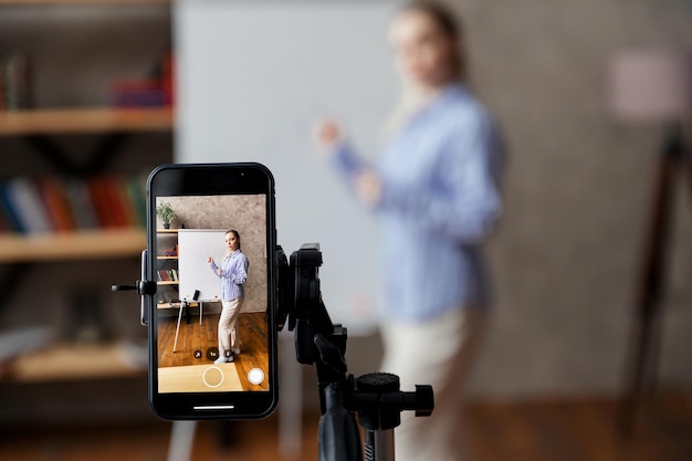 Tutor de treinador de negócios feminino realiza treinamento on-line em webinar Mentor on-line conduz uma aula em vídeo