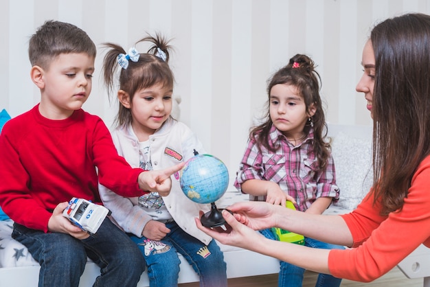 Foto tutor feminino mostrando o globo