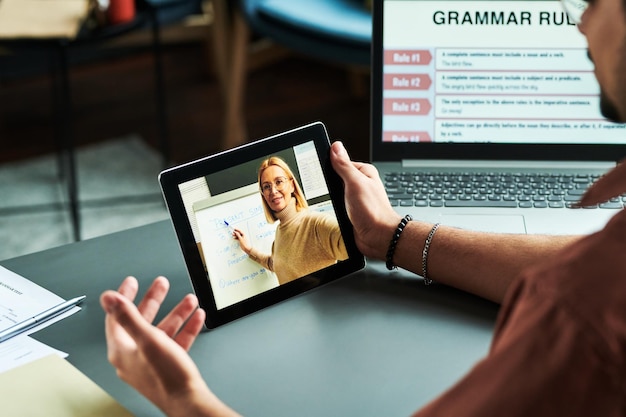 Tutor loiro confiante apresentando novo assunto de gramática inglesa