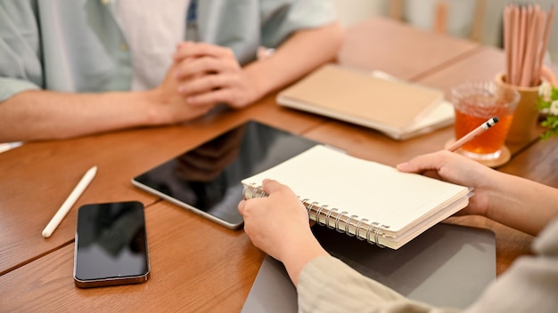 Tutora profesional de matemáticas enseñando y enseñando a un estudiante universitario masculino imagen recortada