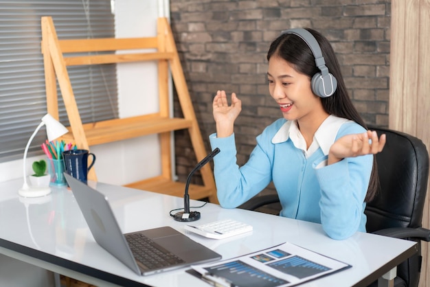 Tutora que usa auriculares, usa una computadora portátil y una cámara para enseñar una nueva lección por videoconferencia en la cámara web mientras explica ecuaciones matemáticas y fórmulas físicas en un curso de aprendizaje electrónico para estudiantes