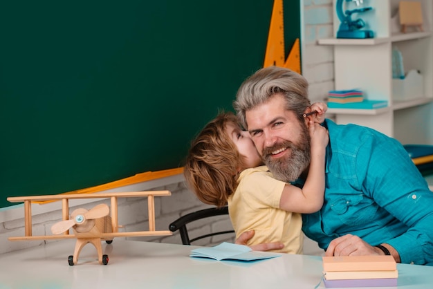 Tutoría de escuela primaria tutoría después de la escuela niños de escuela felices en la lección maestros alumno de p