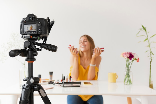 Foto tutorial de filmación de vista frontal para maquillaje