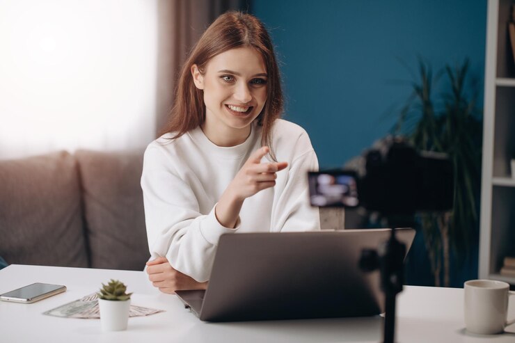 Tutorial de grabación de mujer feliz sobre cómo ganar dinero en línea