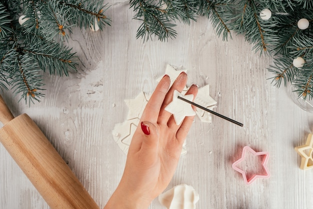 Tutorial de guirnalda de porcelana fría casera de estrellas de Navidad paso a paso. Paso 14: Haga agujeros para la cuerda o la cinta con una pajita o un palo. Vista superior